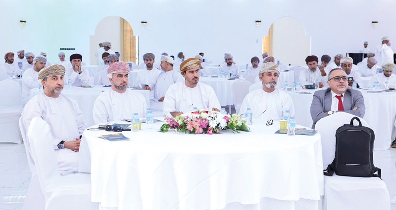 أوراق بحثية تناقش الحلول والمقترحات الرامية إلى تطوير قطاع الإبل فـي سلطنة عمان