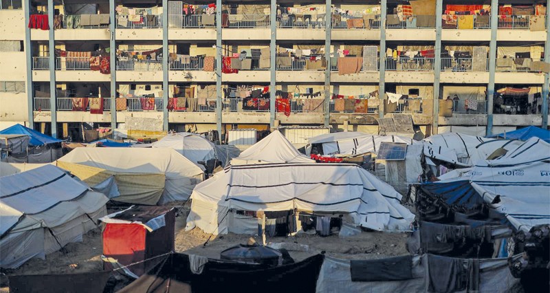 إسرائيل تمعن فـي خرق وقف النار بغارات وقصف عنيف.. وتحتجز مواد غذائية تكفي لـ3 أشهر