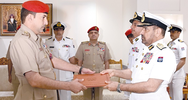 تسليم شهادات الثناء لعدد من منتسبي رئاسة أركان قوات السلطان المسلحة