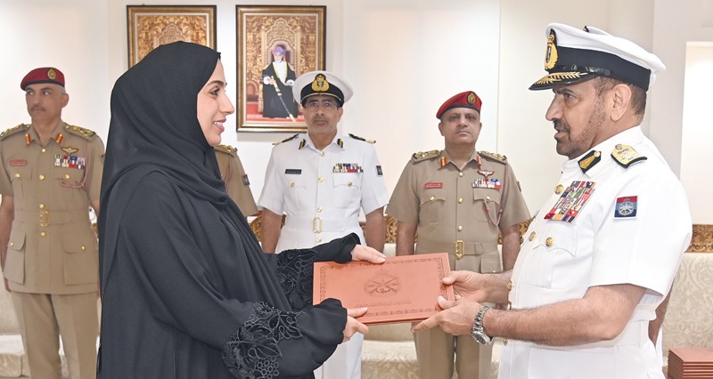 تسليم شهادات الثناء لعدد من منتسبي رئاسة أركان قوات السلطان المسلحة