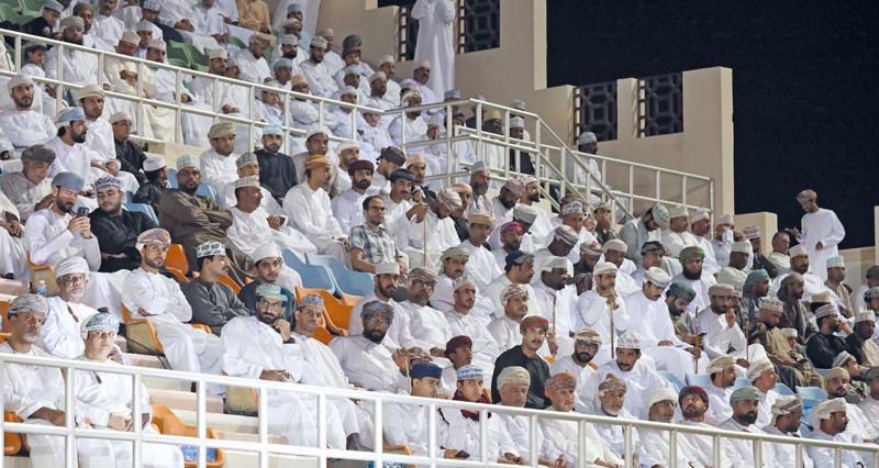 شهاب بن طارق يرعى حفل العرس الجماعي فـي السيب