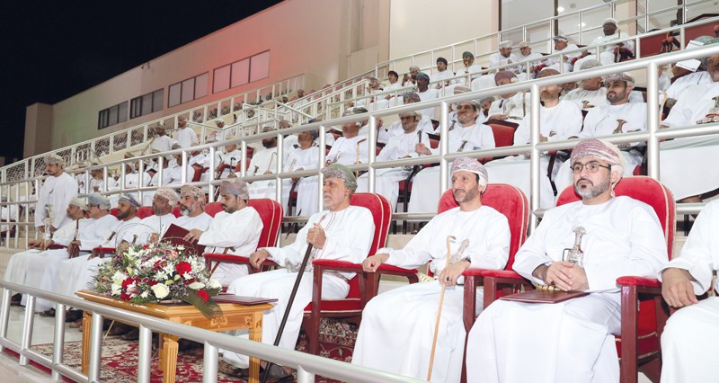 شهاب بن طارق يرعى حفل العرس الجماعي فـي السيب