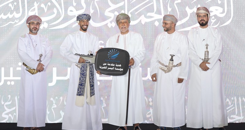 شهاب بن طارق يرعى حفل العرس الجماعي فـي السيب