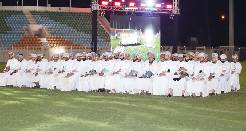 شهاب بن طارق يرعى حفل العرس الجماعي فـي السيب