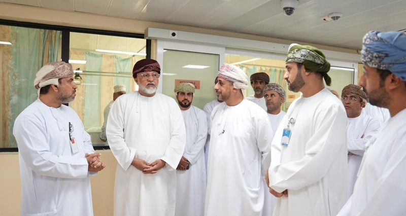 محافظ جنوب الباطنة يزور المنشآت الصحية فـي الرستاق وبركاء