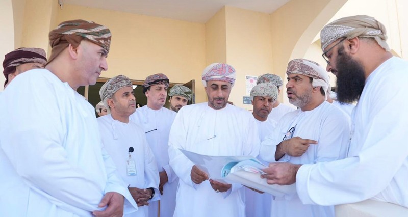 محافظ جنوب الباطنة يزور المنشآت الصحية فـي الرستاق وبركاء