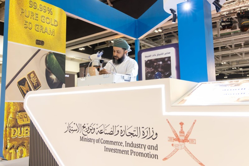 استعراض خدمات مختبر المعادن الثمينة في معرض مسقط الدولي للذهب والمجوهرات