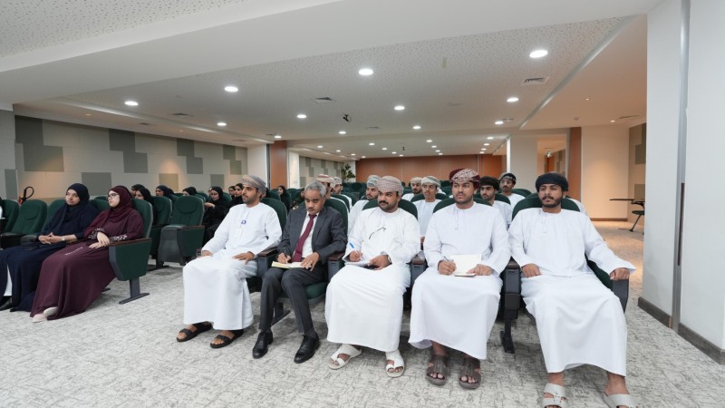 جهاز الضرائب يعرف طلاب جامعة السلطان قابوس بالمنظومة الضريبية