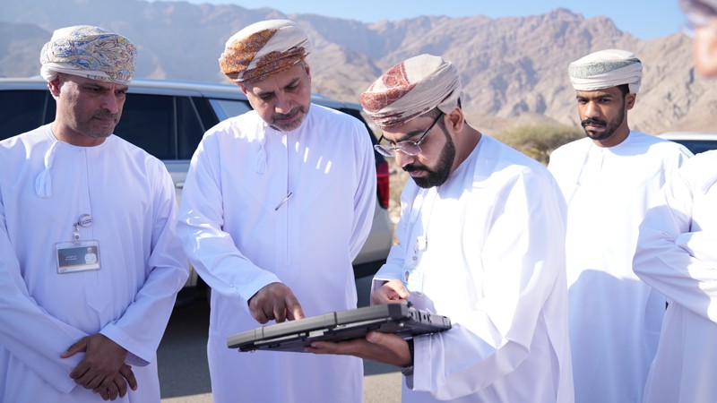 'تنظيم الاتصالات' تطلع على مشاريع خدمات الاتصالات في مسقط