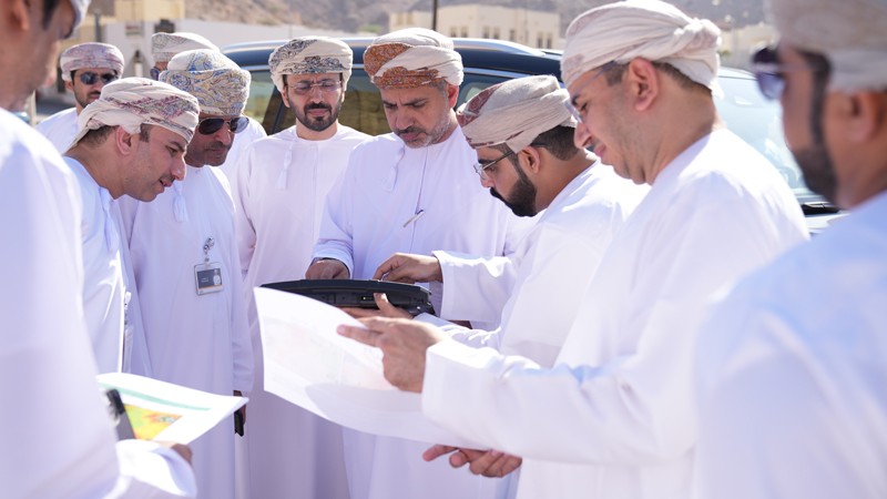 'تنظيم الاتصالات' تطلع على مشاريع خدمات الاتصالات في مسقط