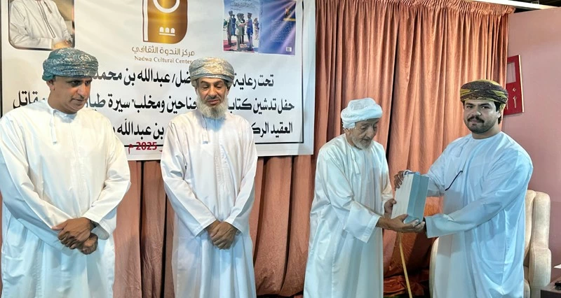 تدشين كتاب 'صقر بجناحين ومخلب' للطيار سعيد البيماني