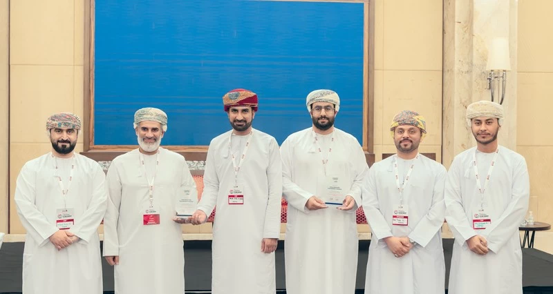 العمانية لنقل الكهرباء تحصد جائزتين فـي قيادة الطاقة النظيفة 2025