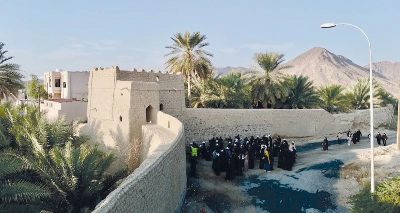 &laquo;على خطى الأجداد&raquo; مسير نسائي تراثي على دروب بهلاء