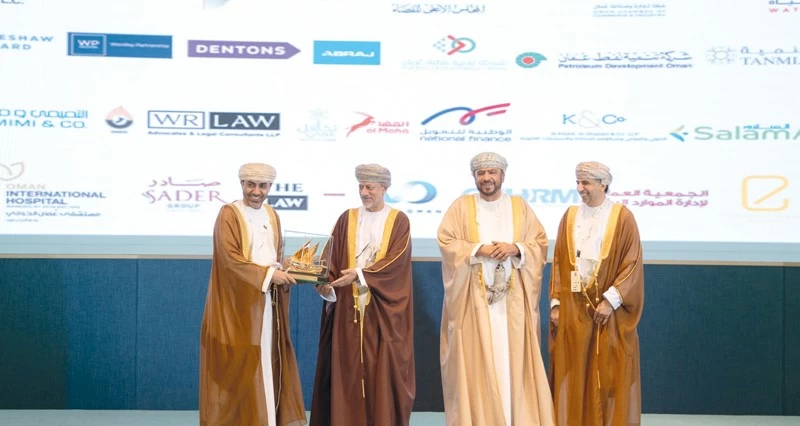 تكريم صحار الدولي لدعمه مؤتمر أيام مسقط للتحكيم