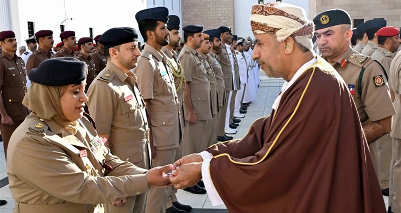 جلالة القائد الأعلى ينعم بميداليتي الخدمة الممتازة والثناء السلطاني على منتسبي وزارة الدفاع وقوات السلطان المسلحة