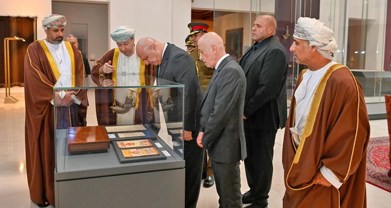 الرئيس اللبناني يزور المتحف الوطني ودار الأوبرا السلطانية وجامع السلطان قابوس الأكبر
