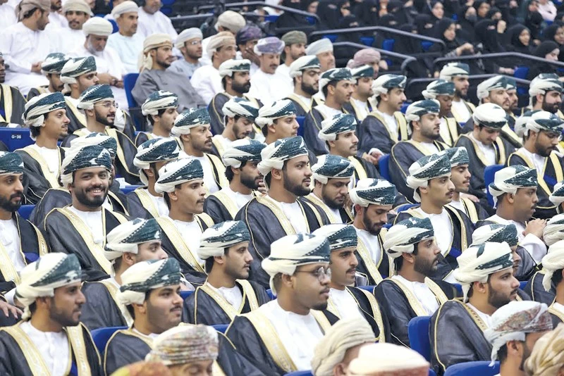 جامعة ظفار تحتفل بتخريج الفوج الأول من الدفعة الحادية والعشرين من طلبة كلية الآداب والعلوم التطبيقية المرحلة الجامعية الأولى