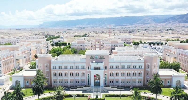 جامعة ظفار تحتفل بتخريج الفوج الأول من الدفعة الحادية والعشرين من طلبة كلية الآداب والعلوم التطبيقية المرحلة الجامعية الأولى