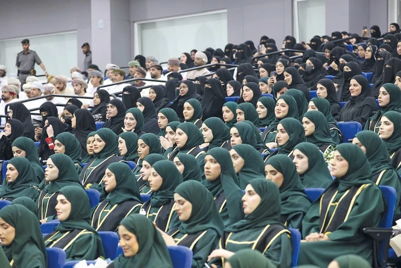 جامعة ظفار تحتفل بتخريج الفوج الأول من الدفعة الحادية والعشرين من طلبة كلية الآداب والعلوم التطبيقية المرحلة الجامعية الأولى