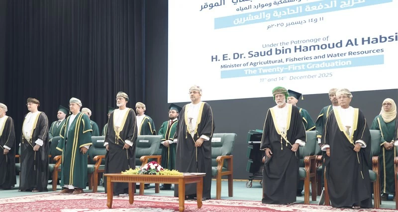 جامعة ظفار تحتفل بتخريج الفوج الأول من الدفعة الحادية والعشرين من طلبة كلية الآداب والعلوم التطبيقية المرحلة الجامعية الأولى