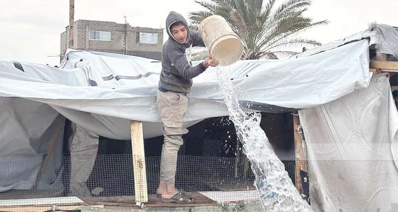 شهيد برصاص الاحتلال مع تواصل الغارات ونسف المنازل وغرق آلاف الخيام فـي غزة