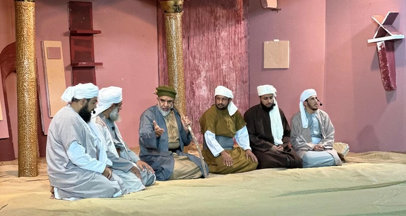 سيرة الخليل بن أحمد الفراهيدي تجسد بعرض مسرحي ببهلاء