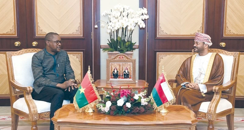 سلطنة عمان وبوركينا فاسو تستعرضان مجالات التعاون السياسية والثقافية والاقتصادية