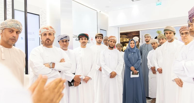 عدد من أصحاب السعادة يطلعون على خدمات منصة عمان للأعمال