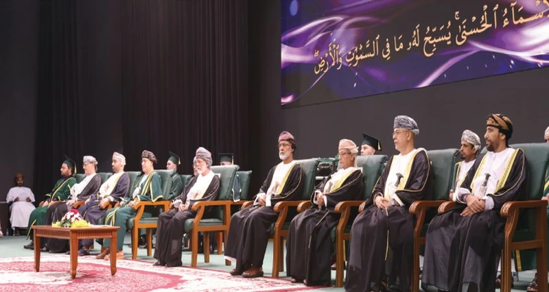 جامعة ظفار تحتفل بتخريج الفوج الثاني من الدفعة الحادية والعشرين