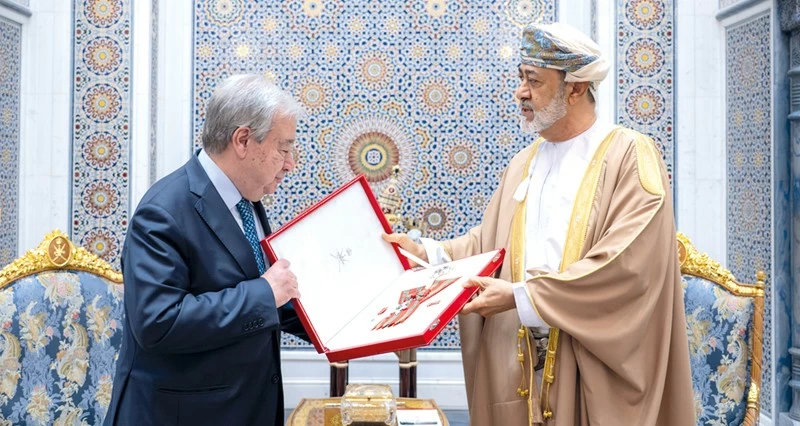 جلالة السلطان يمنح الأمين العام للأمم المتحدة وسام عمان المدني