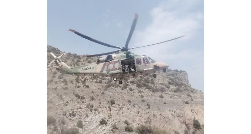 طيران الشرطة ينفذ عملية إجلاء طبي لمواطنة بالعامرات