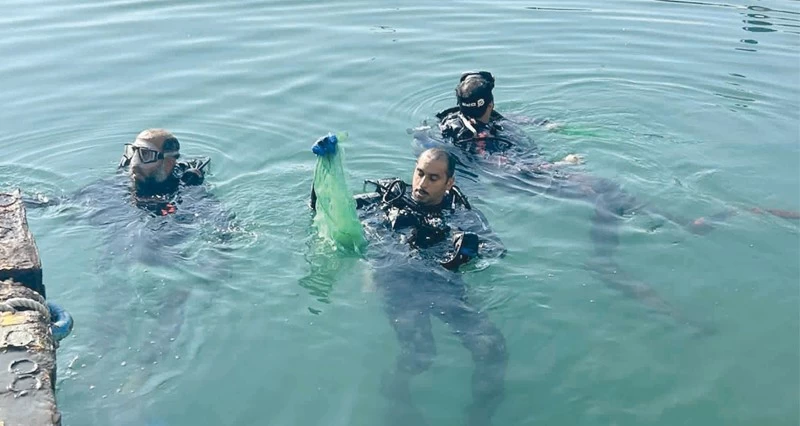 12 غواصا يشاركون فـي حملة لتنظيف حوض ميناء شناص