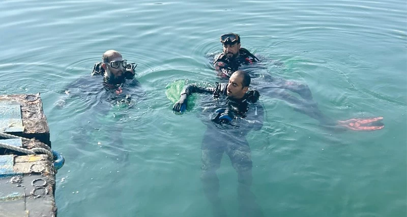 12 غواصا يشاركون فـي حملة لتنظيف حوض ميناء شناص
