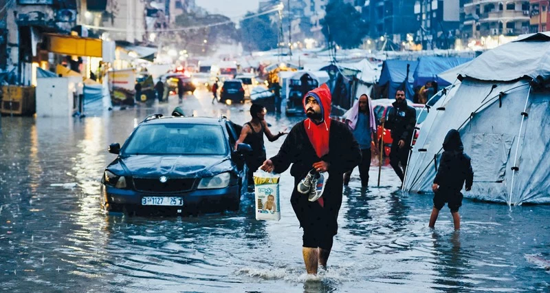 على وقع الغارات والقصف وخروقات الاحتلال .. آلاف الخيام تغرق مجددا فـي غزة