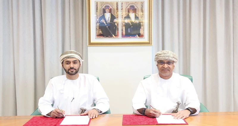 اتفاقية تمويل شراء شاشة عرض للمسرح فـي جنوب الباطنة