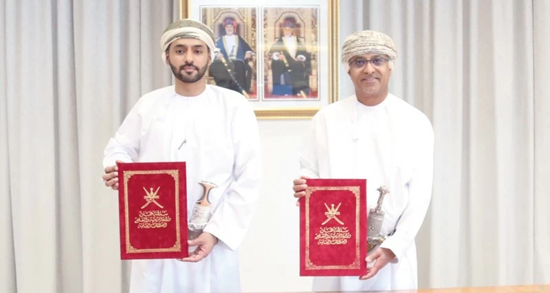 اتفاقية تمويل شراء شاشة عرض للمسرح فـي جنوب الباطنة