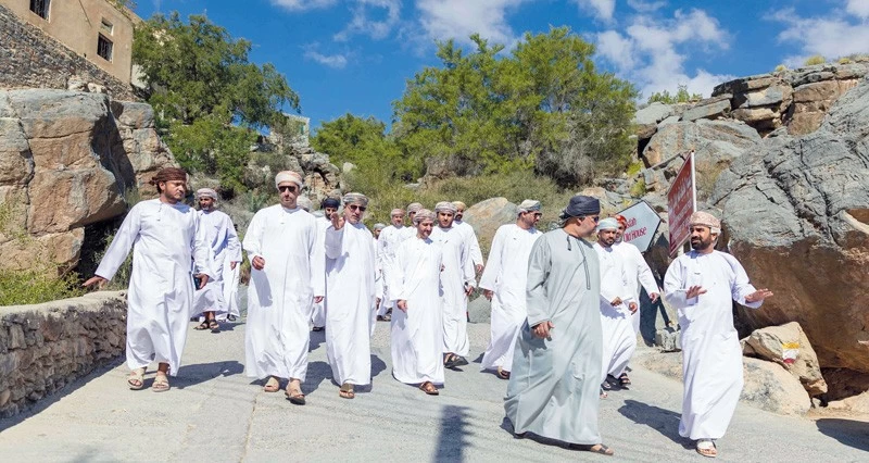 المحافظون يطلعون على منجزات المشاريع التنموية والخدمية فـي الداخلية