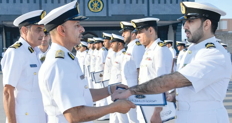 تسليم شهادات الثناء والتقدير لعدد من منتسبي البحرية السلطانية العمانية