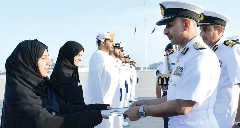 تسليم شهادات الثناء والتقدير لعدد من منتسبي البحرية السلطانية العمانية