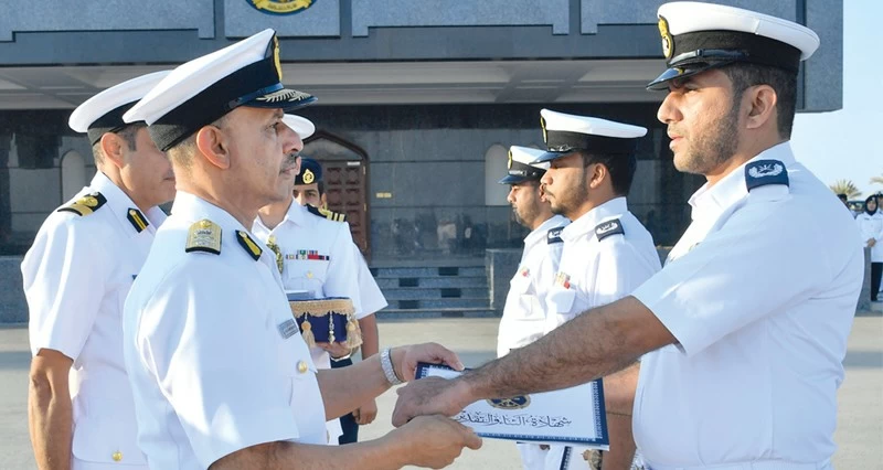 تسليم شهادات الثناء والتقدير لعدد من منتسبي البحرية السلطانية العمانية