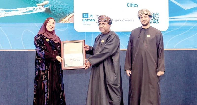 صور تتسلم شهادة الانضمام لـ&raquo;مدن التعلم باليونسكو&raquo;