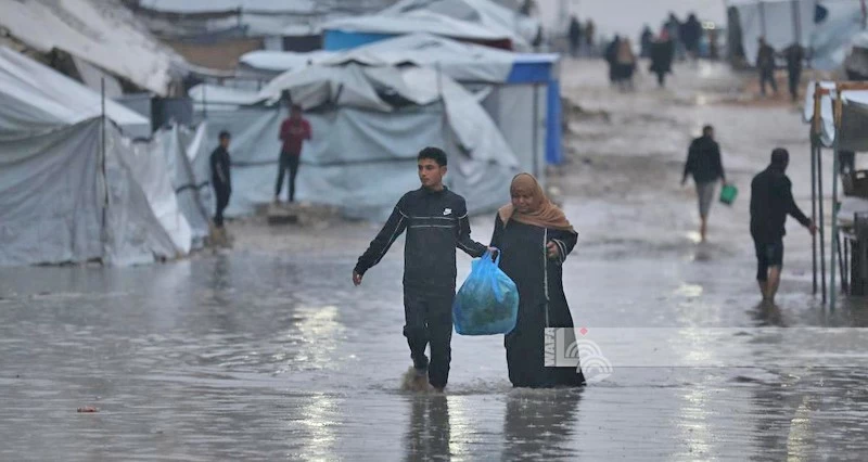 غرق الخيام يضاعف معاناة غزة .. والاحتلال يمضي بالخروقات واعتقالات تشمل محررين بالضفة