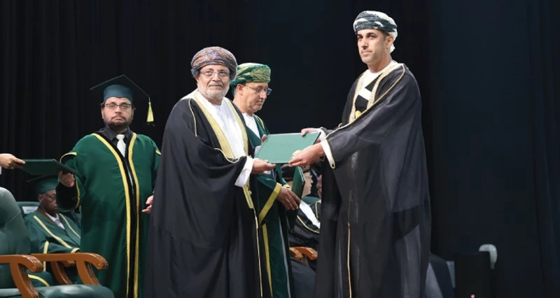 جامعة ظفار تحتفل بتخريج 475 خريجا وخريجة من الفوج الثالث للدفعة الحادية والعشرين من كليتي الحقوق والهندسة وطلبة الدراسات العليا