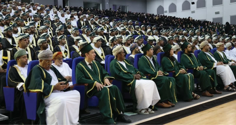 جامعة ظفار تحتفل بتخريج 475 خريجا وخريجة من الفوج الثالث للدفعة الحادية والعشرين من كليتي الحقوق والهندسة وطلبة الدراسات العليا