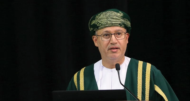 جامعة ظفار تحتفل بتخريج 475 خريجا وخريجة من الفوج الثالث للدفعة الحادية والعشرين من كليتي الحقوق والهندسة وطلبة الدراسات العليا