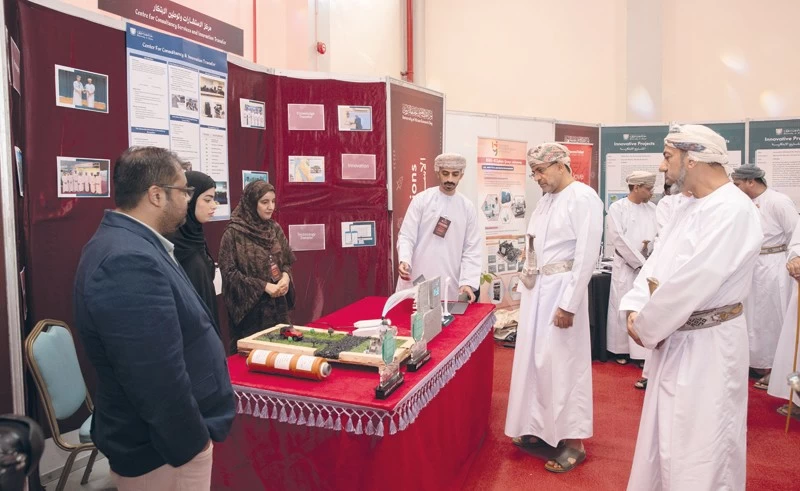 جامعة نزوى تدشن أول كرسي لتطبيقات الذكاء الاصطناعي فـي احتفالها بيوم البحث العلمي