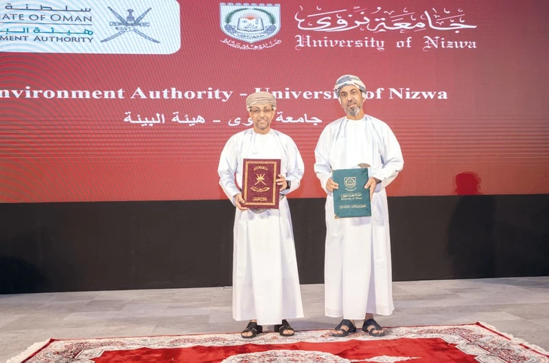 جامعة نزوى تدشن أول كرسي لتطبيقات الذكاء الاصطناعي فـي احتفالها بيوم البحث العلمي