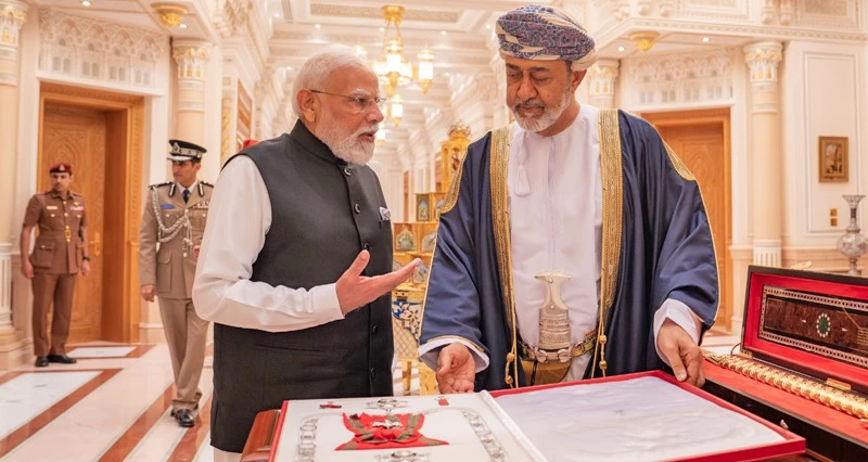 جلالة السلطان يمنح رئيس الوزراء الهندي وسامَ عُمان