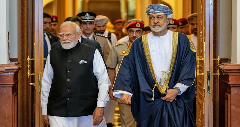 جلالة السلطان يمنح رئيس الوزراء الهندي وسامَ عُمان