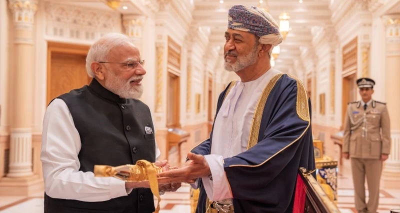 جلالة السلطان يمنح رئيس الوزراء الهندي وسامَ عُمان